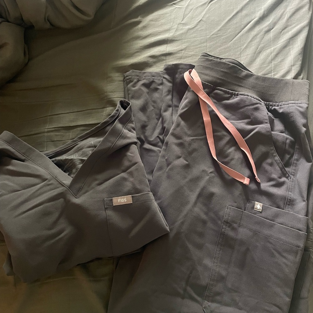 Figs Women's Charcoal Gray Scrub Top and Pants with Pink Drawstring